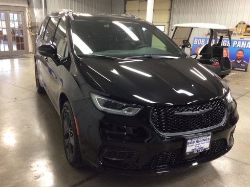 New 2026 Chrysler Pacifica Limited w/ S Appearance Package image 8