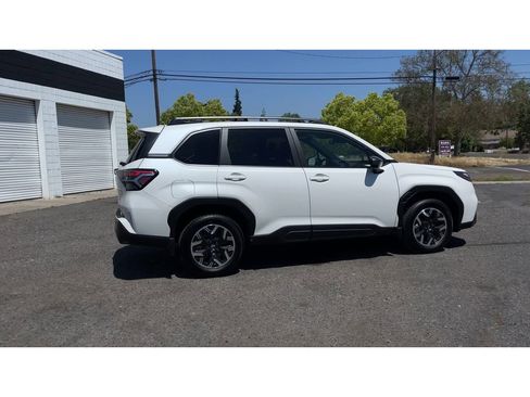 Used 2025 Subaru Forester Premium image 3