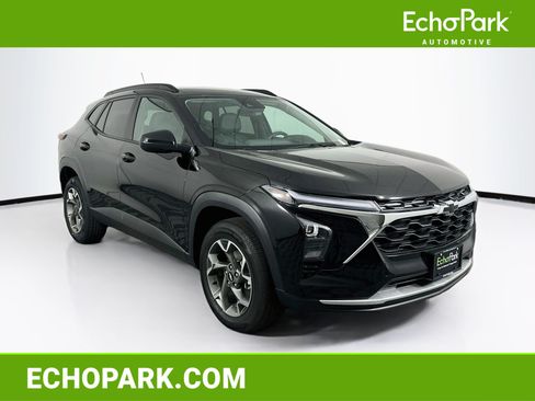 Used 2025 Chevrolet Trax LT w/ LPO, Blackout Package FWD image 1