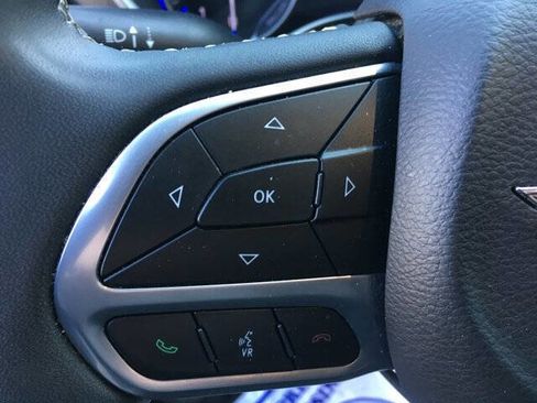 Used 2024 Chrysler Pacifica Touring-L FWD image 10