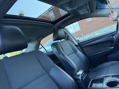 Used 2016 Toyota Camry SE w/ Moonroof Package FWD image 16
