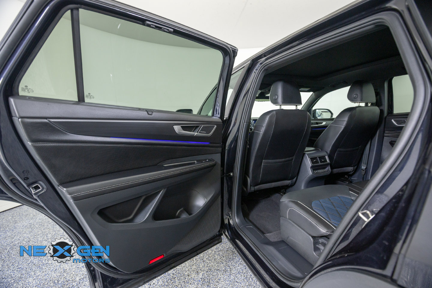Used 2024 Volkswagen Atlas Cross Sport SEL Premium R-Line AWD/4WD image 27