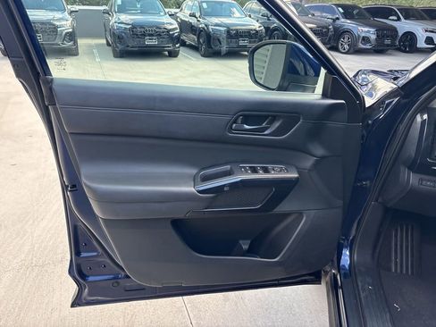 Used 2025 Nissan Pathfinder SV FWD image 9