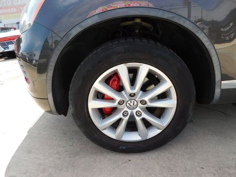 Used 2013 Volkswagen Touareg Sport image 9