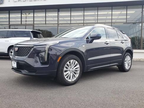 Used 2024 Cadillac XT4 Luxury w/ Cold Weather Package AWD/4WD image 8