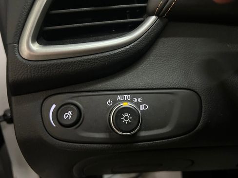 Used 2022 Chevrolet Trax LT w/ LT Convenience Package image 23