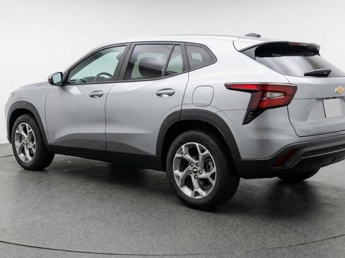 Used 2025 Chevrolet Trax LT FWD image 6
