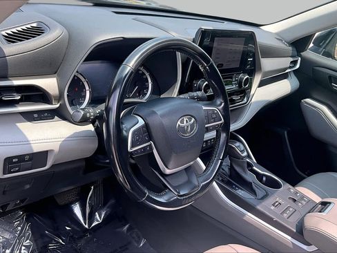 Used 2023 Toyota Highlander XLE AWD/4WD image 18