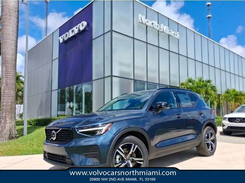 New 2026 Volvo XC40 B5 Core AWD/4WD image 1