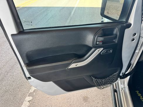 Used 2012 Jeep Wrangler Unlimited Rubicon AWD/4WD image 10