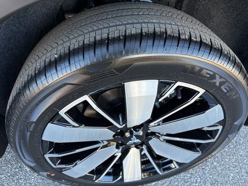 New 2025 Mitsubishi Outlander SE image 11