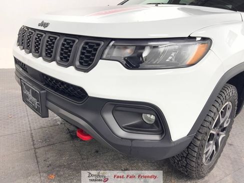 Used 2025 Jeep Compass Trailhawk AWD/4WD image 12