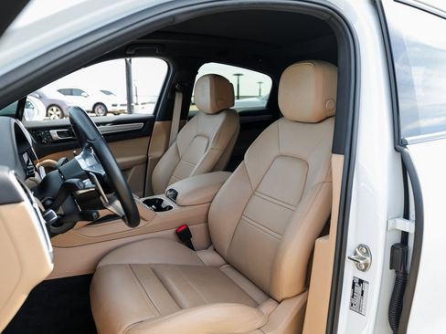 Certified 2022 Porsche Cayenne Platinum Edition image 5