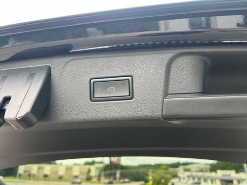 Used 2018 Volkswagen Atlas SEL FWD image 35