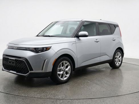 Used 2025 Kia Soul LX w/ LX Technology Package image 3