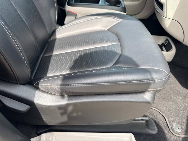Used 2024 Chrysler Pacifica Touring-L FWD image 15