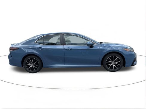 Used 2024 Toyota Camry SE image 2