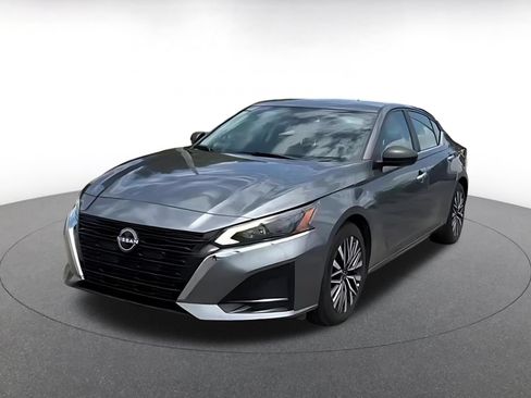Used 2025 Nissan Altima 2.5 SV FWD image 7