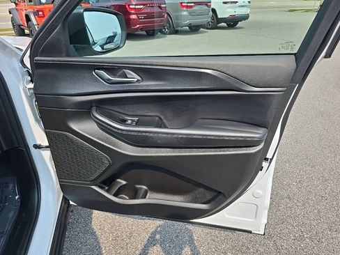 Certified 2025 Jeep Grand Cherokee Laredo X image 10