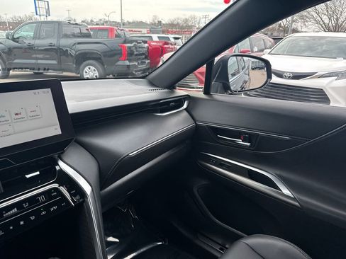 Used 2024 Toyota Venza XLE image 29