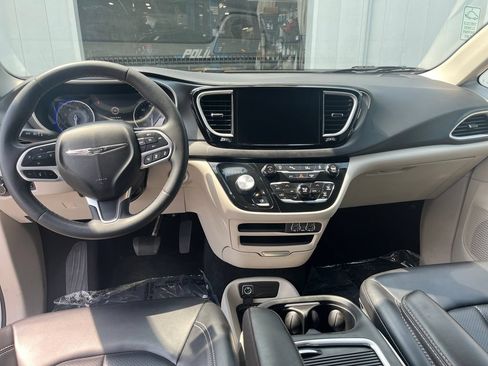 Used 2023 Chrysler Pacifica Touring-L FWD image 13