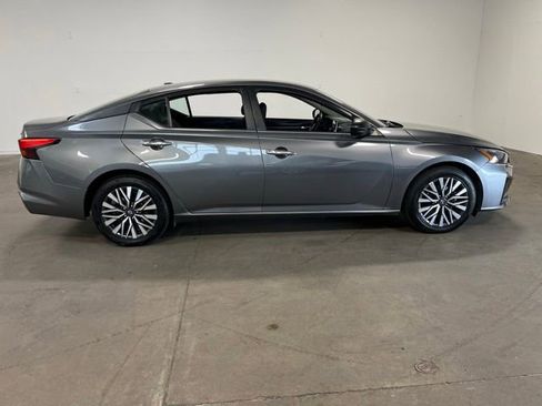 Used 2024 Nissan Altima 2.5 SV FWD image 2