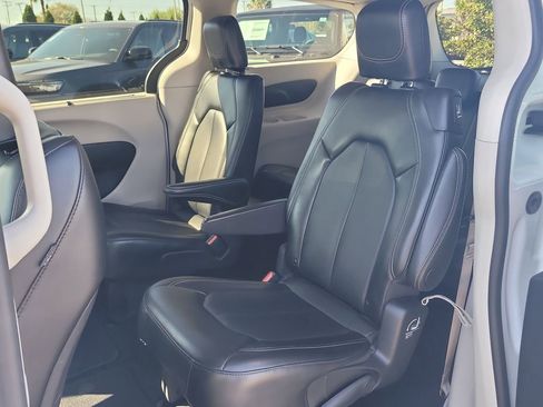 Used 2024 Chrysler Pacifica Touring-L image 11