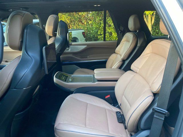Certified 2025 Lincoln Navigator Black Label AWD/4WD image 9
