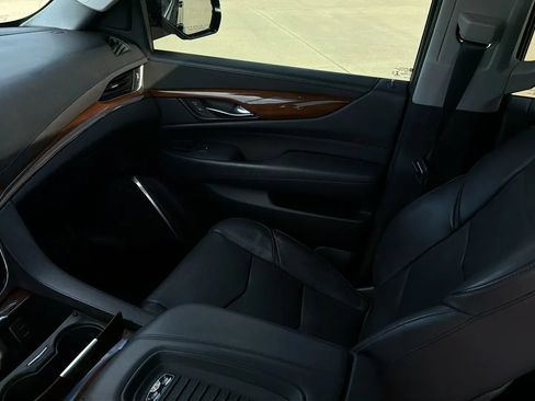 Used 2019 Cadillac Escalade ESV Premium Luxury AWD/4WD image 45