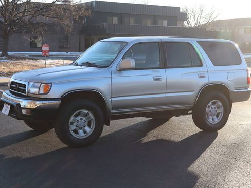 Used 2000 Toyota 4Runner SR5 image 10