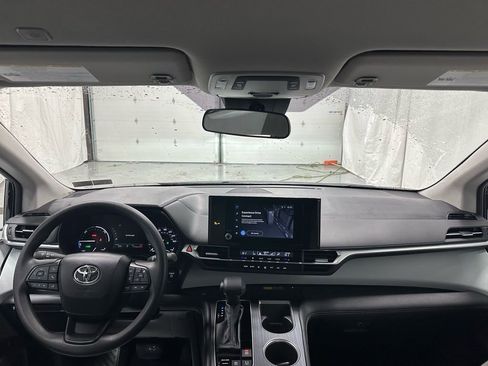 Used 2025 Toyota Sienna LE image 42