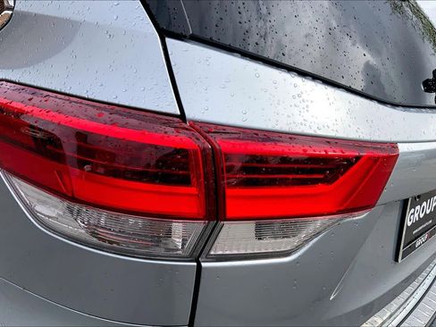 Used 2017 Toyota Highlander XLE image 29