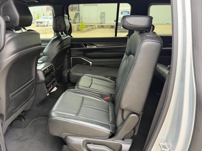 Used 2024 Jeep Wagoneer L Series III w/ Flexible Seating Group AWD/4WD image 10