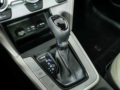 Used 2019 Hyundai Elantra SE w/ Winter Weather Package FWD image 15