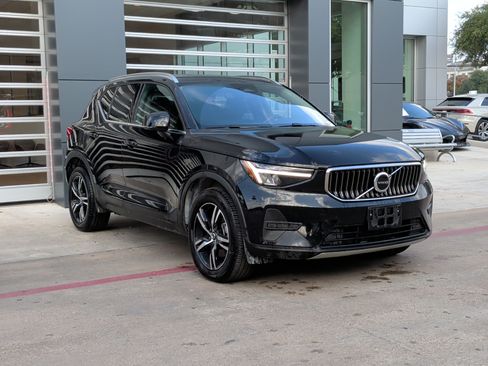 Used 2025 Volvo XC40 B5 Core image 2