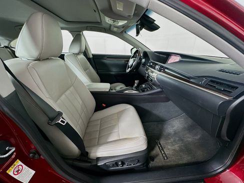 Used 2016 Lexus ES 350 w/ Luxury Package w/Wood Trim FWD image 32