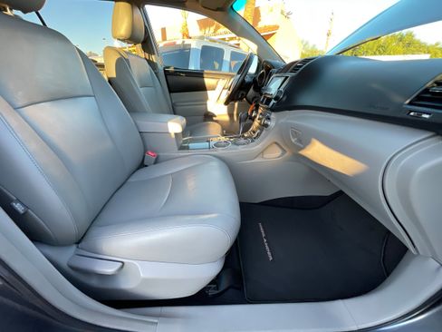 Used 2013 Toyota Highlander SE image 28