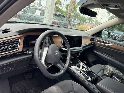 Used 2024 Volkswagen Atlas SE FWD image 16