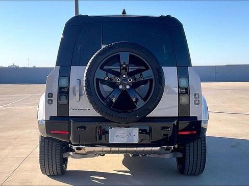 New 2026 Land Rover Defender 110 X-Dynamic SE image 4