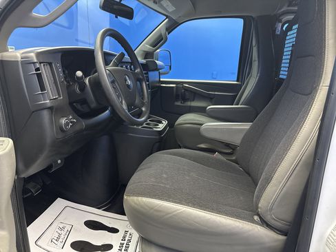 Used 2018 Chevrolet Express 2500 w/ Driver Convenience Package RWD image 17