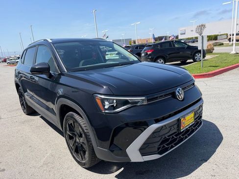 New 2026 Volkswagen Taos SE FWD image 8