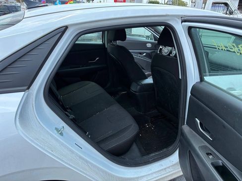Used 2021 Hyundai Elantra SE FWD image 7