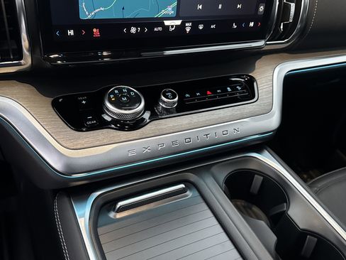 New 2025 Ford Expedition Platinum w/ Driver's Package image 30