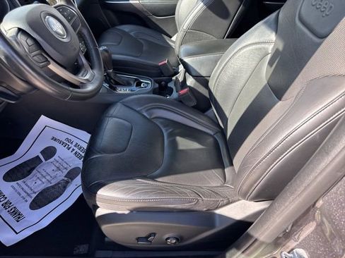 Used 2019 Jeep Cherokee Limited image 24