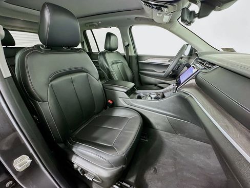 Used 2024 Jeep Grand Cherokee Limited w/ Luxury Tech Group II image 29