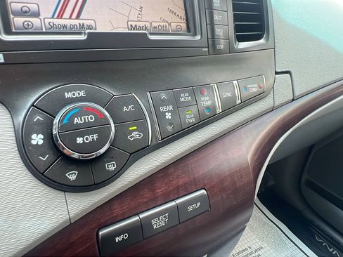 Used 2013 Toyota Sienna XLE w/ Premium Pkg FWD image 17