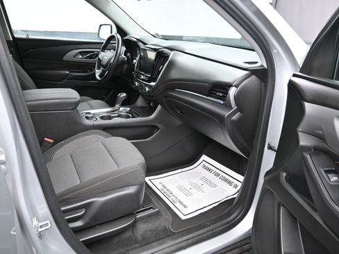 Used 2020 Chevrolet Traverse LT image 17