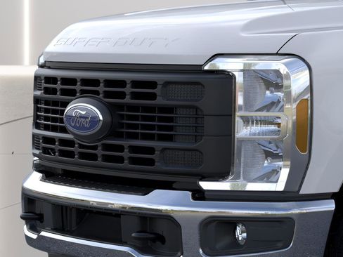 New 2026 Ford F250 XL w/ XL Chrome Package image 21