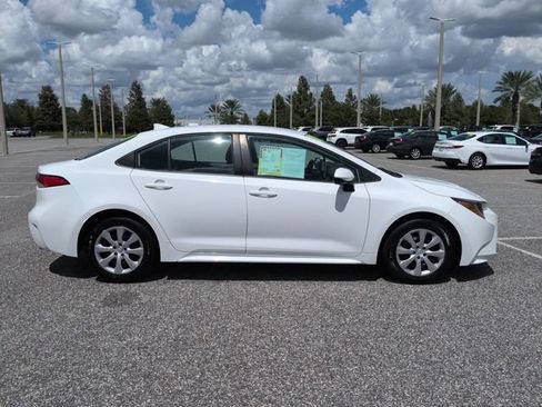 Used 2021 Toyota Corolla LE FWD image 3