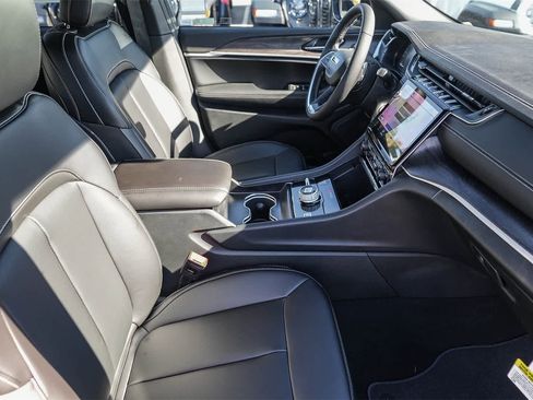 New 2025 Jeep Grand Cherokee Limited image 17